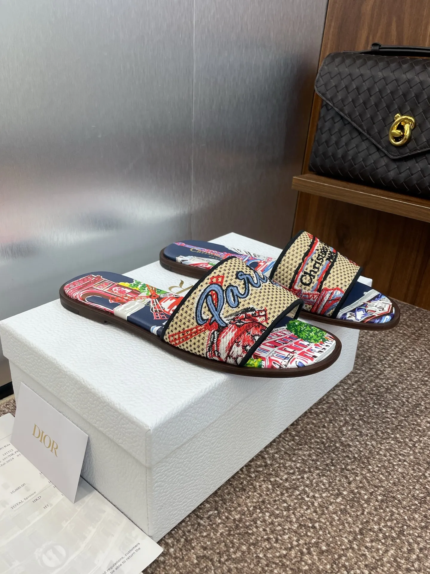 👟👟Ex-factory price 500👟👟 Dior 2025 spring and summer new style DWAY flat flip flops jelly color women's shoes CD letter logo three-dimensional embroidery round toe open toe color block sandals Material: upper imported raffia electric embroidery high temperature water-soluble cotton technical fabric + water-dyed sheepskin lining + Italian thickened leather outsole size: 34-42 (34.40.41.42. Customized, non-refundable and non-exchangeable)
